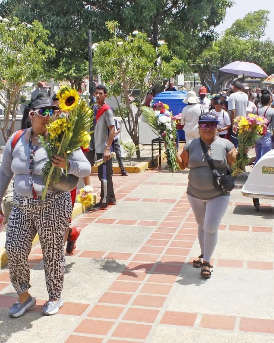Más de 5000 personas acudieron al cementerio de Barcelona en el Día de la&nbsp;Madre