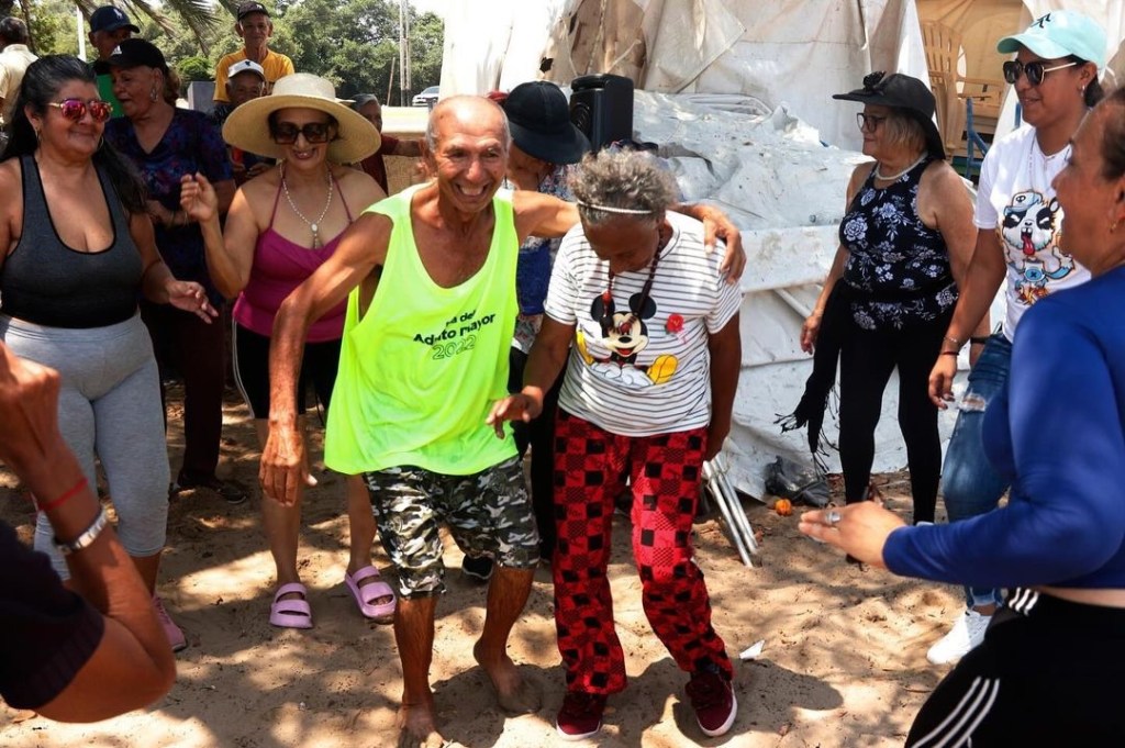 Más de 90 abuelos de Barcelona disfrutaron de actividad de recreación en la playa Los&nbsp;Canales