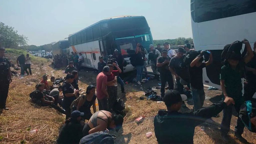 Autoridades encuentran 407 migrantes abandonados en autobuses en&nbsp;México