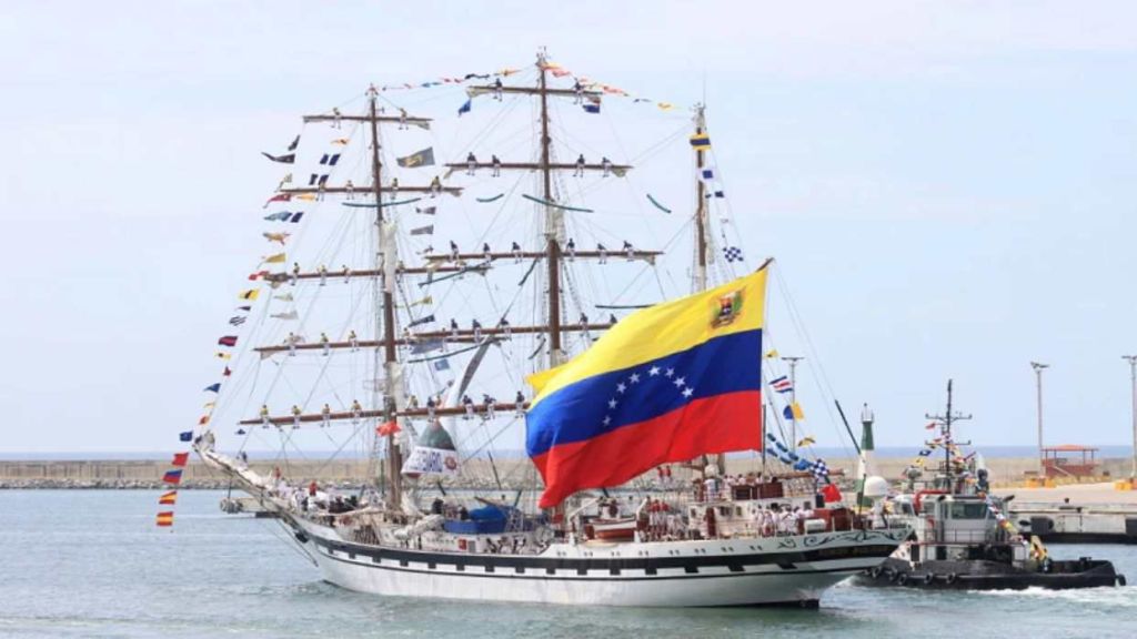 Buque Escuela Simón Bolívar arriba al puerto marítimo de Santa Marta en&nbsp;Colombia