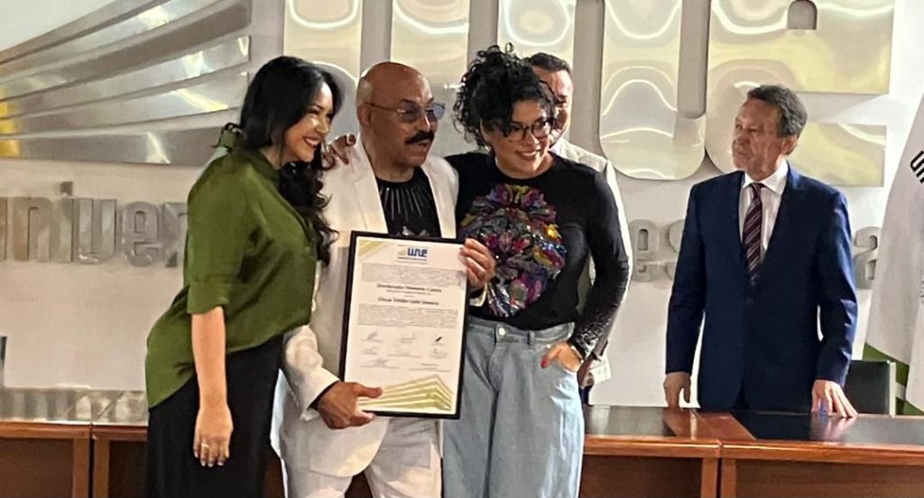 Universidad de Nueva Esparta otorga doctorado a Oscar de&nbsp;León