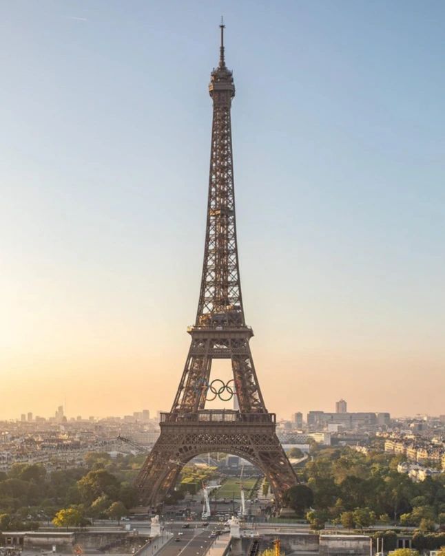 La Torre Eiffel exhibe los 5 aros&nbsp;olímpicos