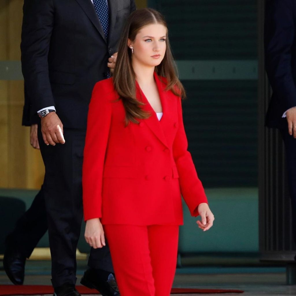 La princesa Leonor escogió un traje Carolina Herrera para su primer viaje&nbsp;oficial