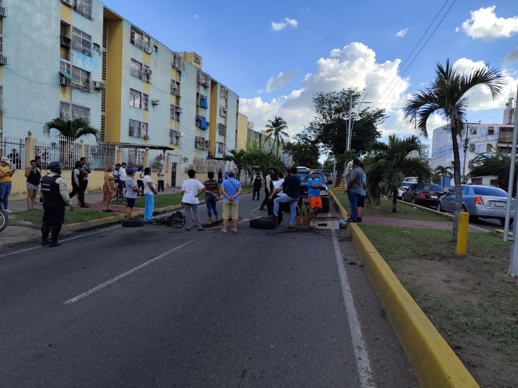 Vecinos de Los Cerezos en Puerto La Cruz protestan nuevamente por fallas de&nbsp;electricidad