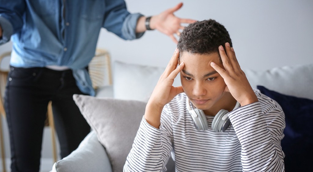 Según estudio, los adolescentes perciben menos apoyo emocional que el que creen sus&nbsp;padres