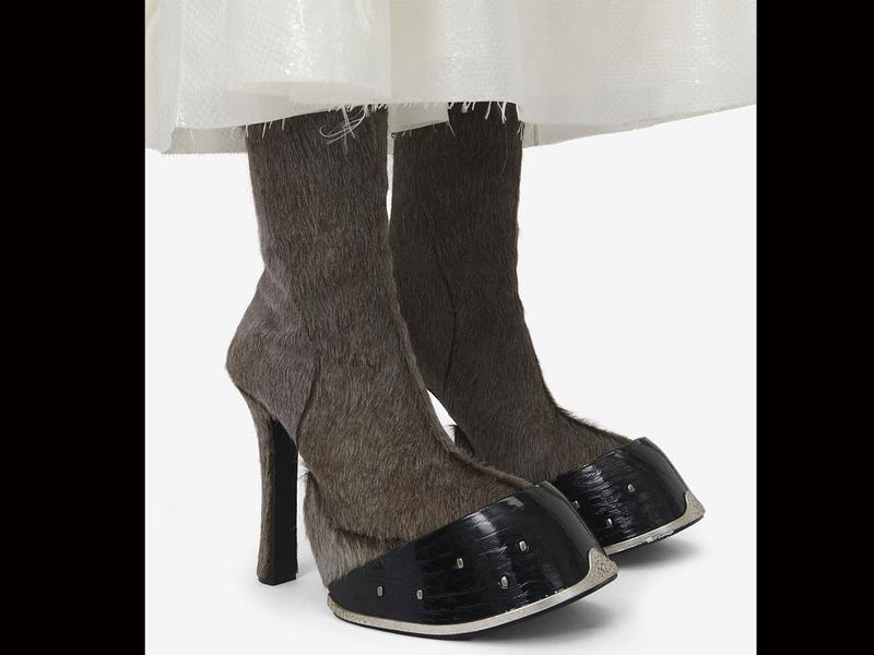 Alexander McQueen lanza botas con forma de pezuña que causan&nbsp;sensación
