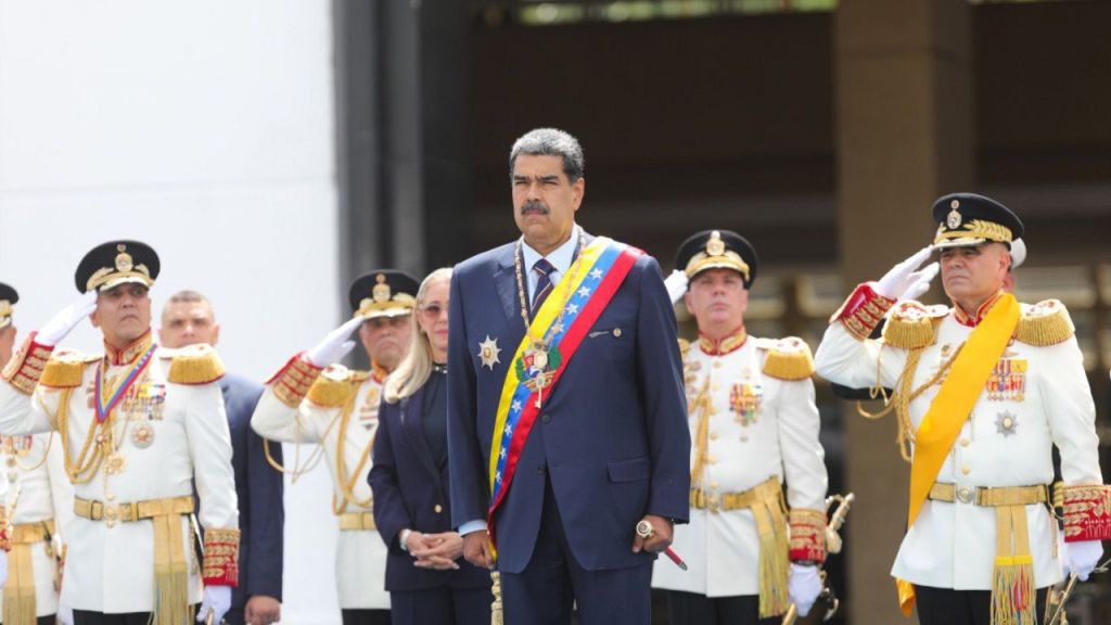 Maduro: Este bastón de mando jamás caerá en manos de un&nbsp;oligarca