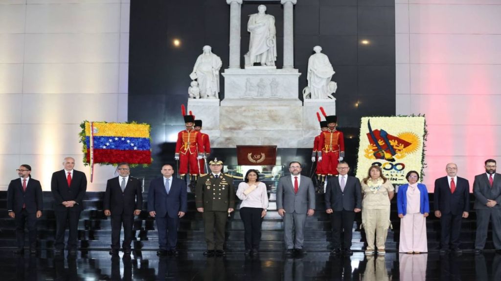 Delcy Rodríguez: «Venezuela se enfrenta a la dictadura de las redes&nbsp;sociales»