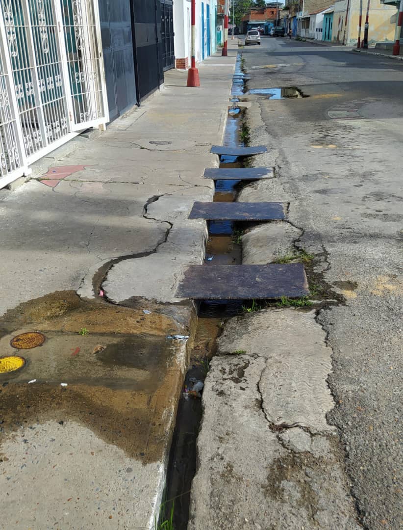 En Barrio Mariño claman por solución a bote de agua y daños en la&nbsp;vía