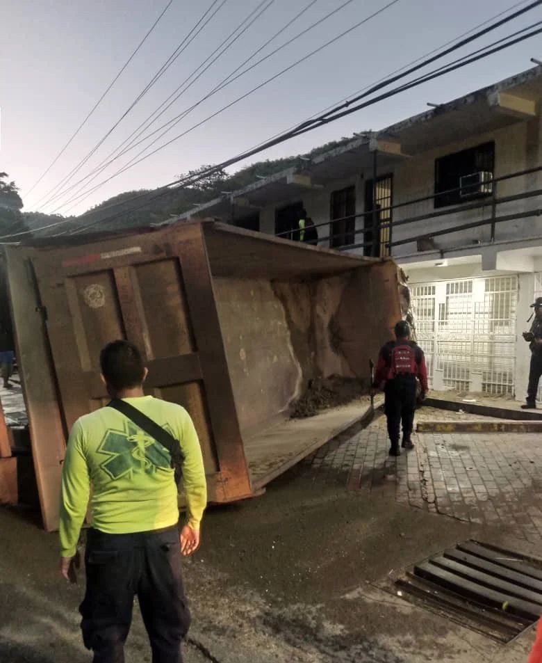 Camión volteo se volcó y colisionó contra local comercial en&nbsp;Guanta