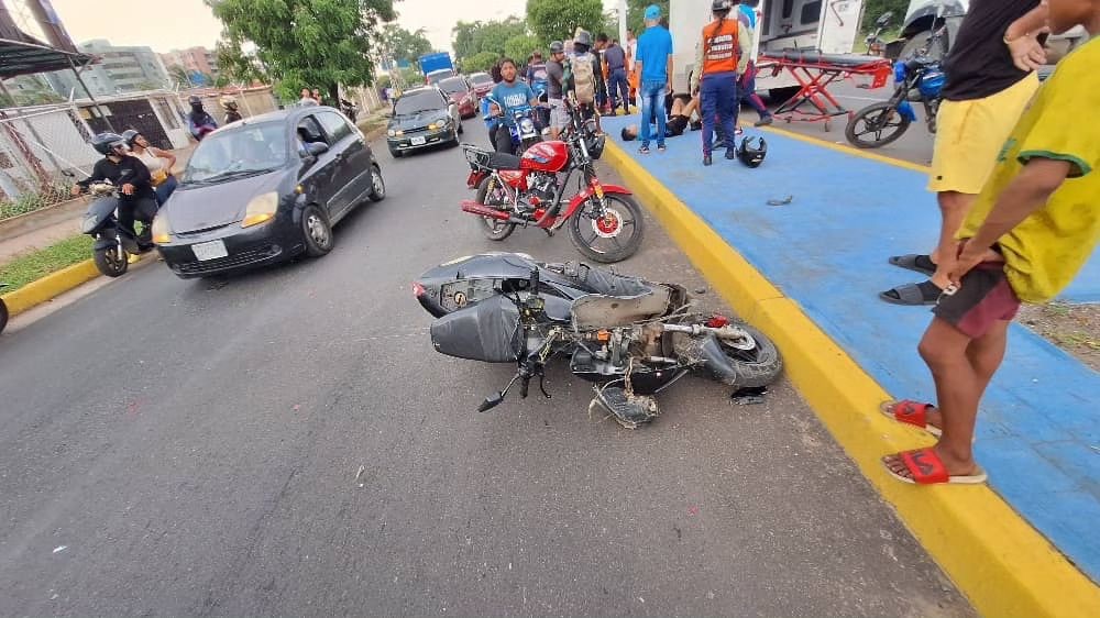 Accidente de tránsito en la Av. Fuerzas Armadas deja una mujer y un menor de edad&nbsp;heridos