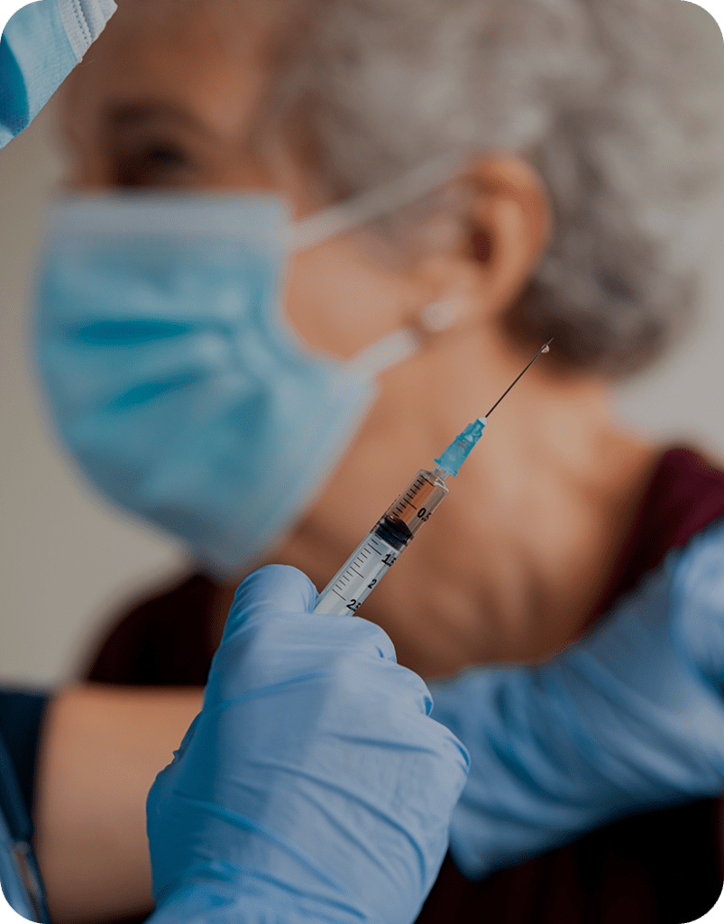 Vacuna contra COVID-19 reduce riesgo de infarto y accidente&nbsp;cerebrovascular