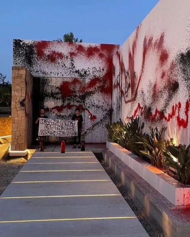 Activistas climáticos vandalizan la mansión de Messi en&nbsp;Ibiza