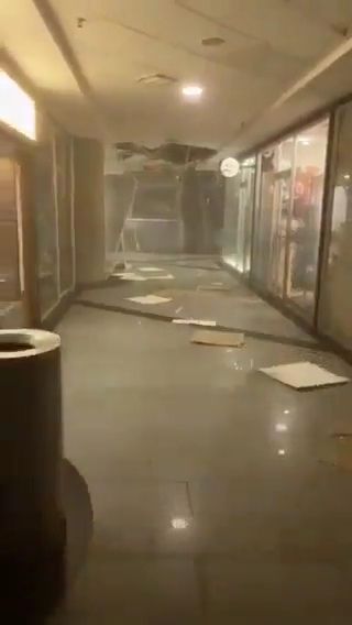 Techo en un CC de Caracas colapsó por fuertes&nbsp;vientos