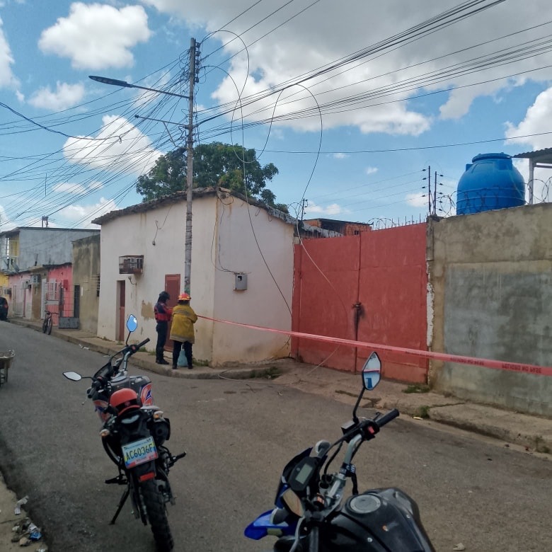 Bomberos atendieron emergencia por caída de guayas en el municipio Simón&nbsp;Bolívar