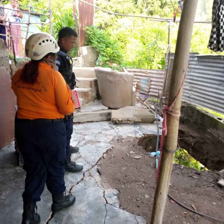 Funcionarios atendieron colapso de pared por fuertes lluvias en&nbsp;Sotillo&nbsp;