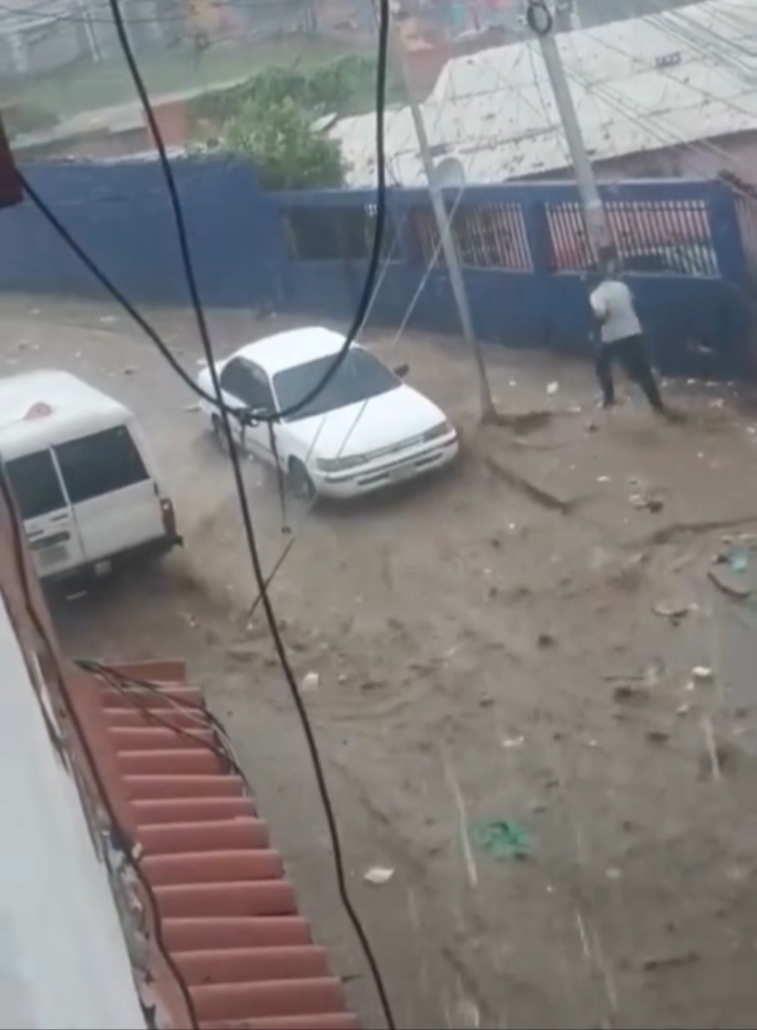 Fuertes lluvias causan anegaciones de vías en&nbsp;Caracas&nbsp;