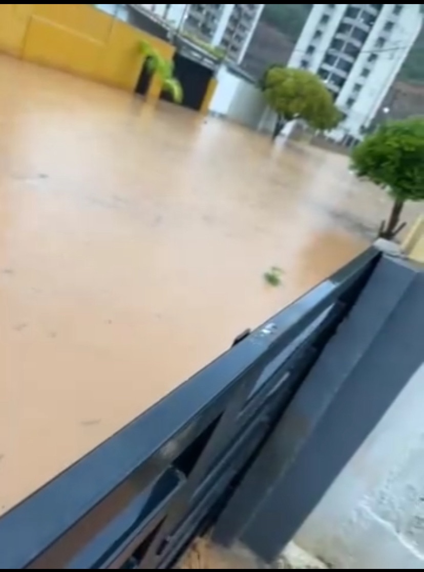 Fuerte lluvia anegó calles y avenidas en Zona Norte de Anzoátegui este&nbsp;lunes