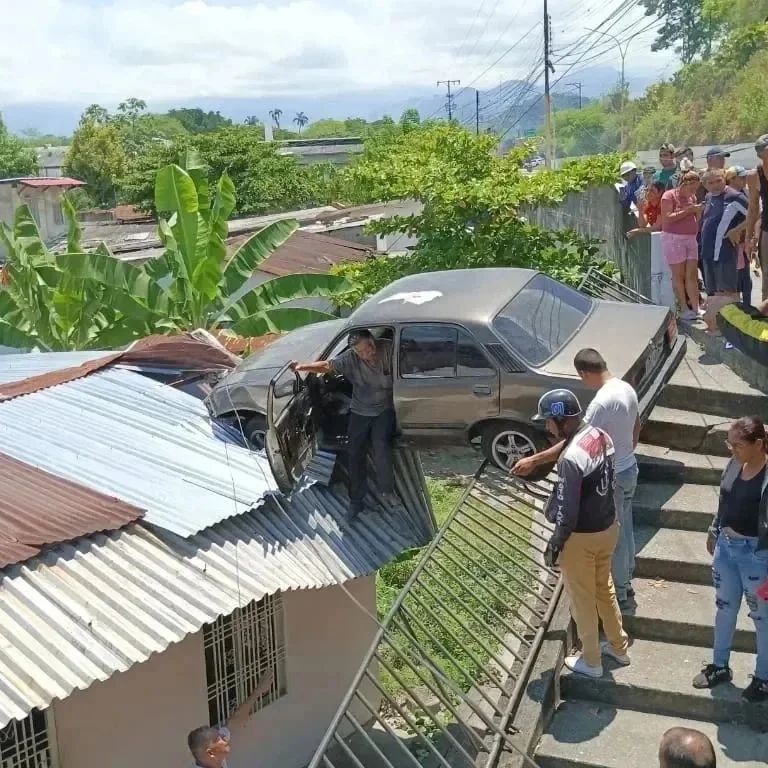 Perdió el control de su chevette y cayó sobre el techo de una&nbsp;casa