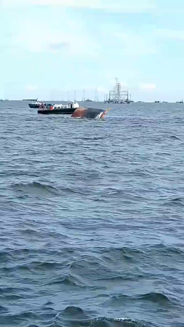 Dos fallecidos y cuatro desaparecidos tras hundirse barcaza en el Lago de&nbsp;Maracaibo