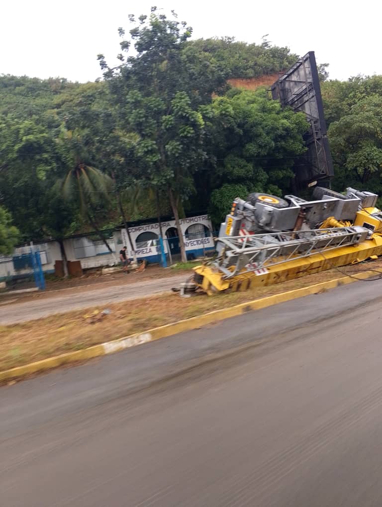 Reportan que grúa se cayó de un Lowboy en la vía Alterna de&nbsp;Barcelona