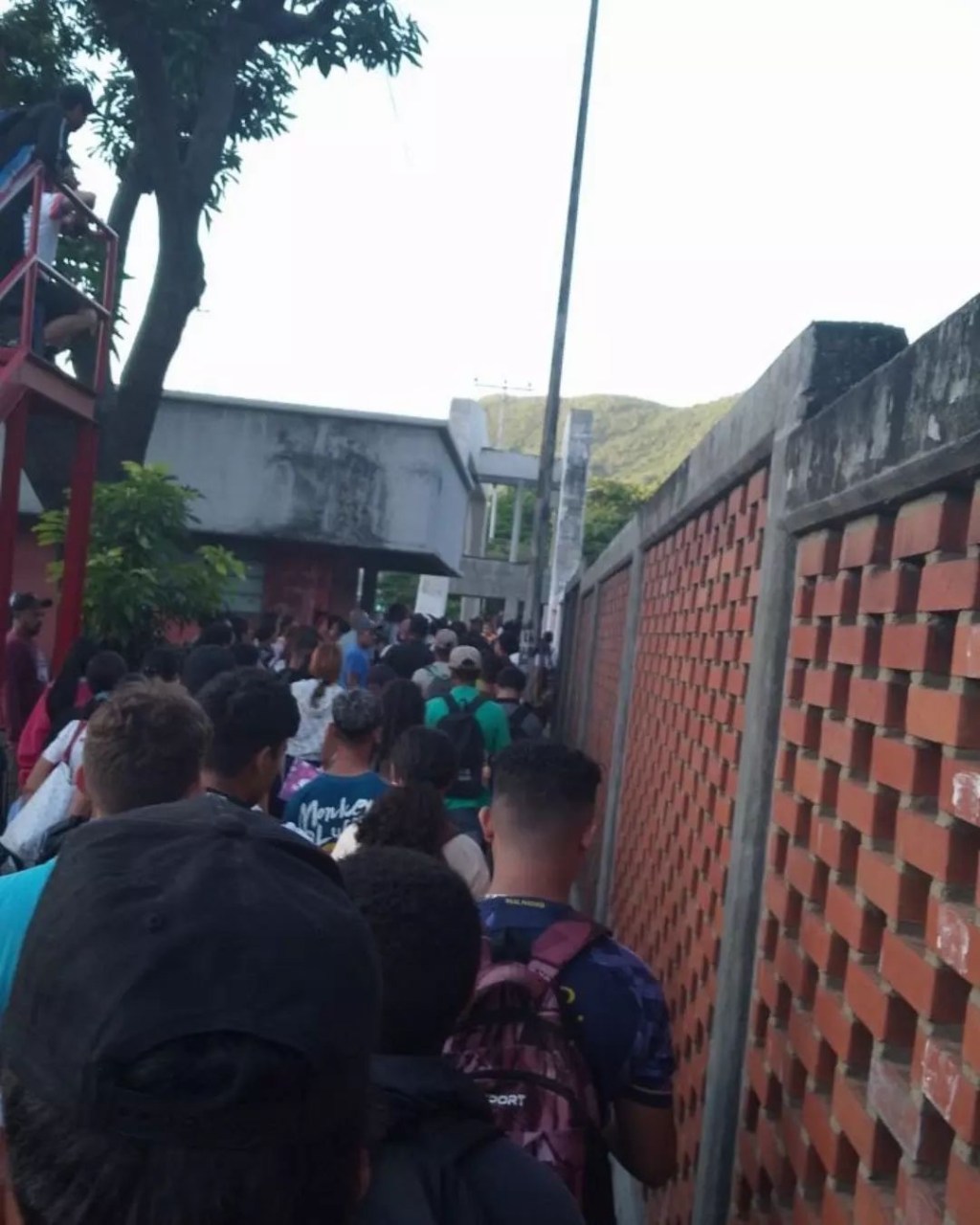 Se registraron largas colas de bachilleres en la UDO en busca de cupos&nbsp;universitarios