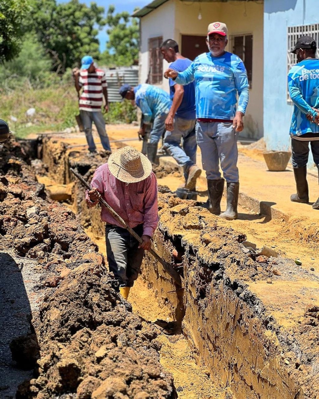 Realizan instalación de tubería para ampliación de red de agua en Menca de Leoni&nbsp;II