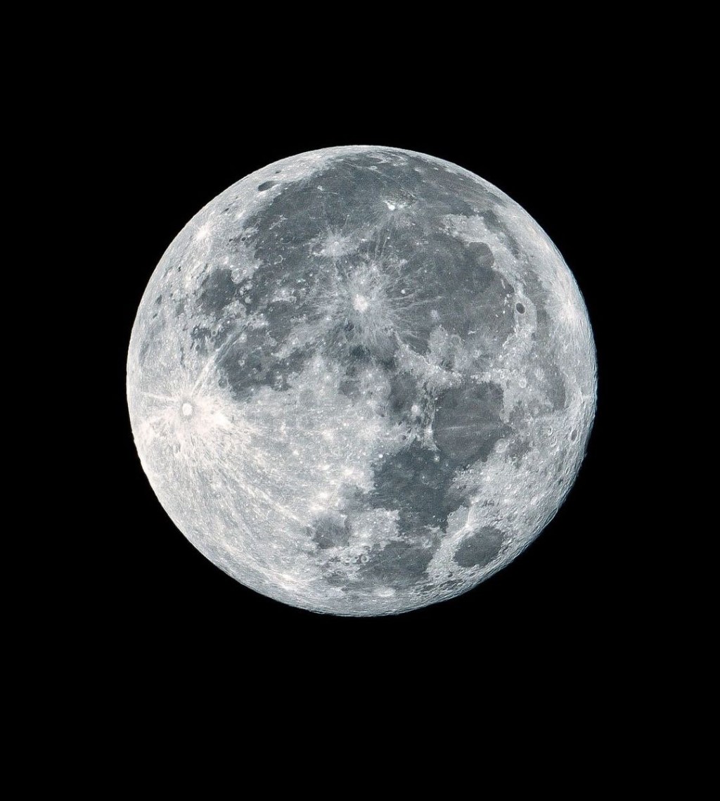 La “Súper Luna Llena del Cazador” ilumina el cielo&nbsp;nocturno