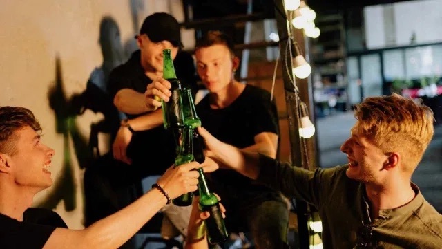 Según estudio, los hombres podrían sentirse más atraídos por su propio género cuando están&nbsp;ebrios&nbsp;