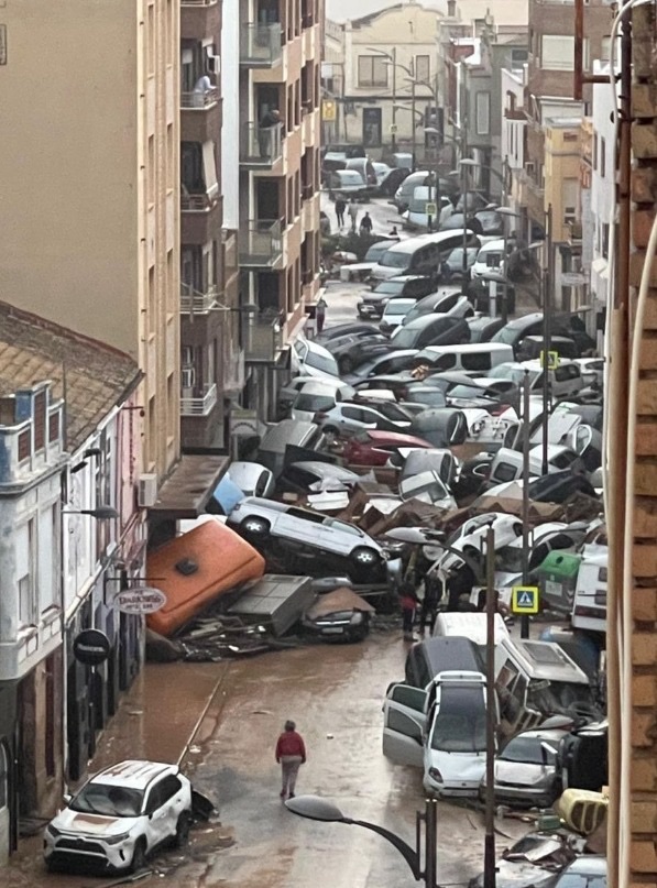 Al menos 64 muertos y decenas de desaparecidos tras inundaciones en Valencia por la&nbsp;DANA
