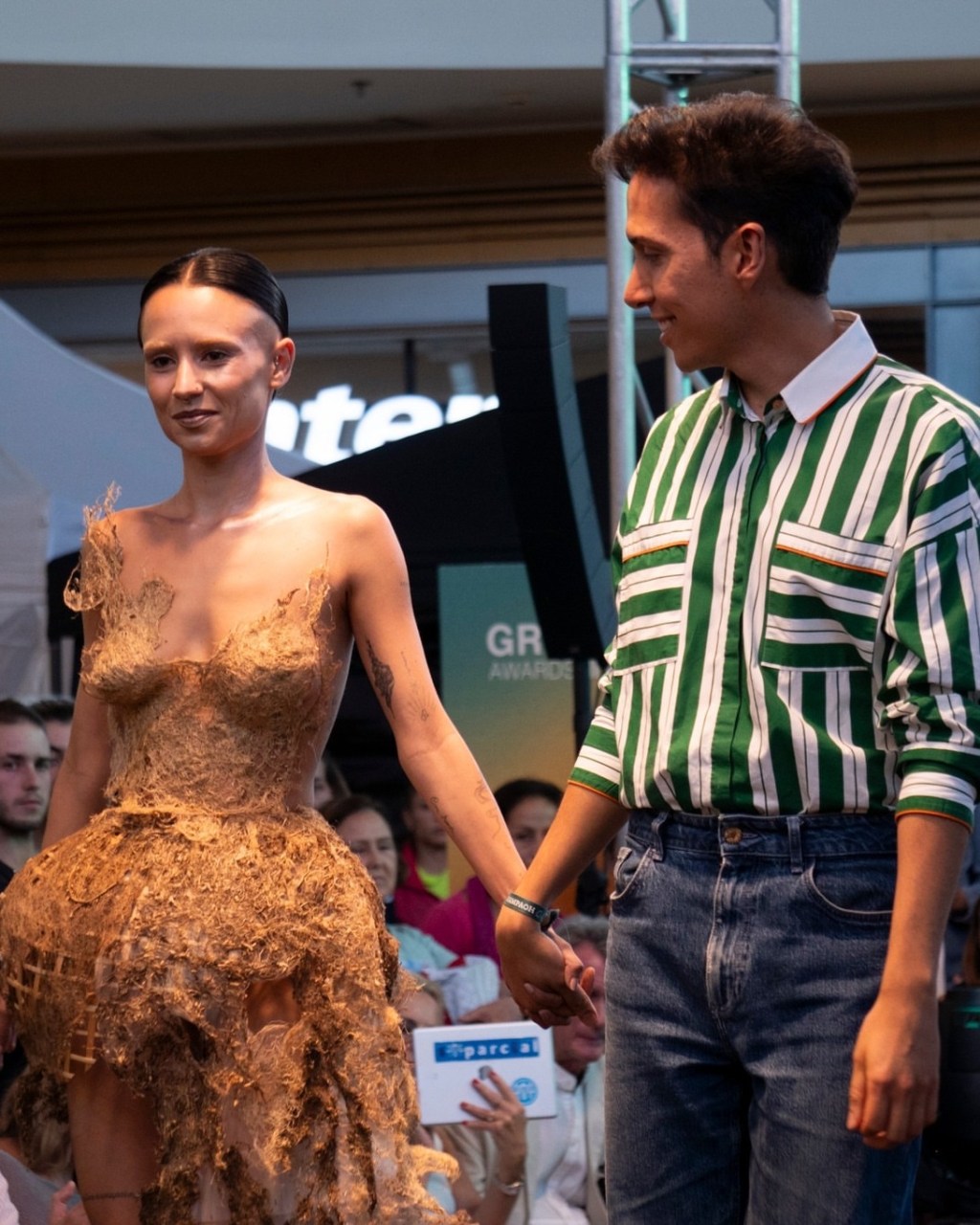 Diseñador venezolano gana el GreenWalk Awards en España con un vestido de trigo y&nbsp;césped