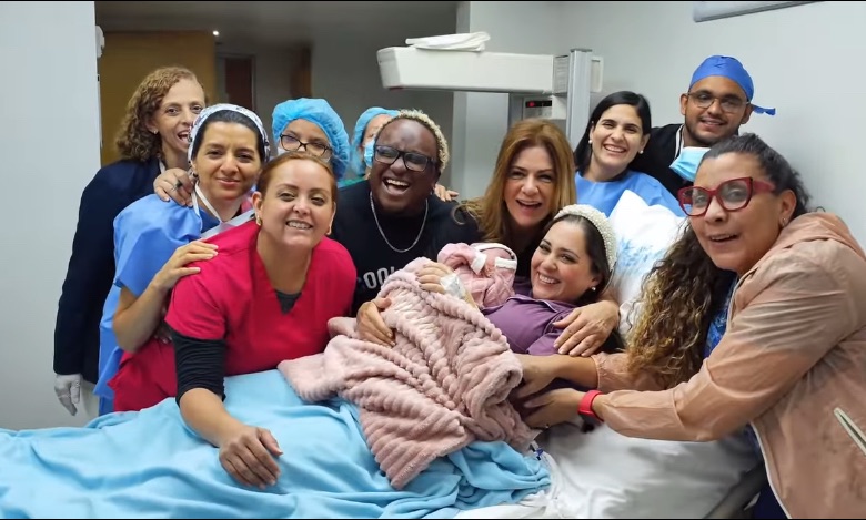 “Coquito” y su esposa Andrea dan la bienvenida a su hija&nbsp;Lucía
