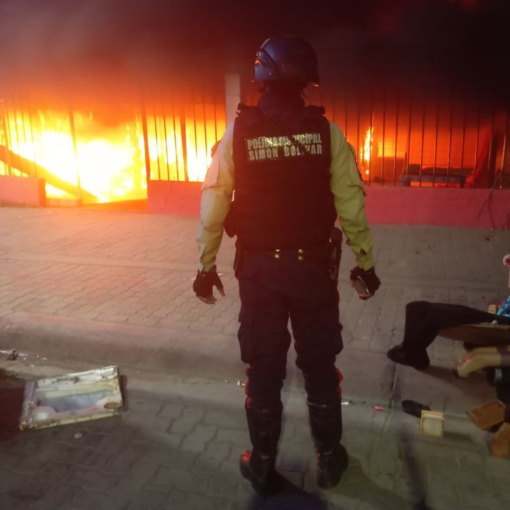 60 locales fueron afectados por incendio registrado este domingo en&nbsp;Barcelona