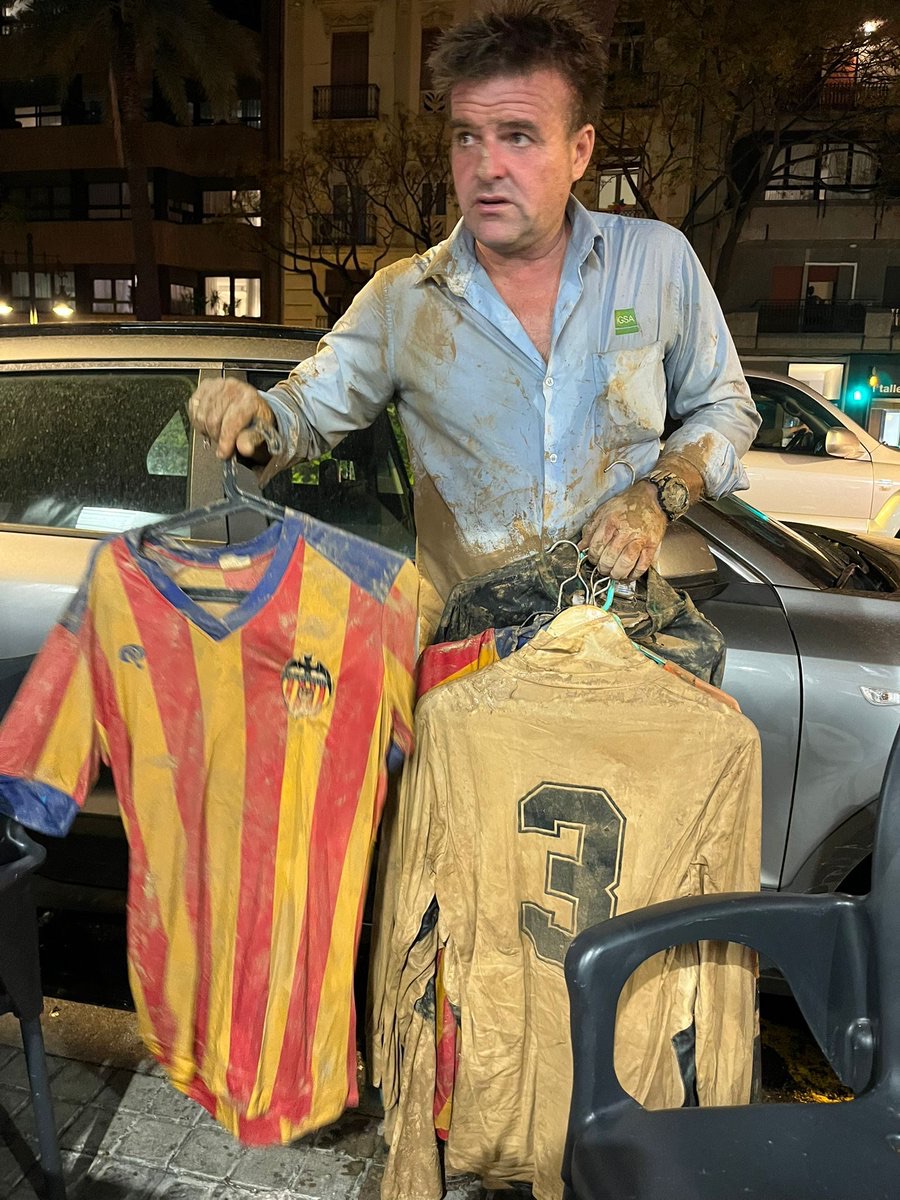 Arriesgó su vida para salvar su colección de camisetas de fútbol durante las inundaciones de&nbsp;Valencia&nbsp;