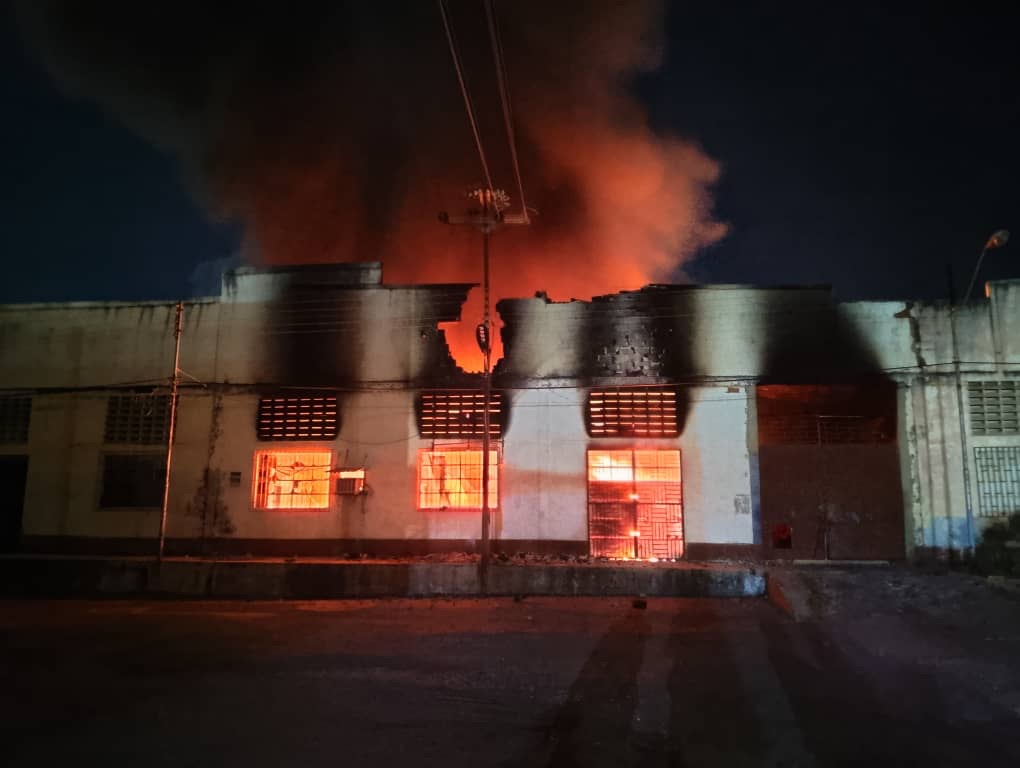 Bomberos controlaron incendio en el Centro Comercial Mario&nbsp;Sánchez