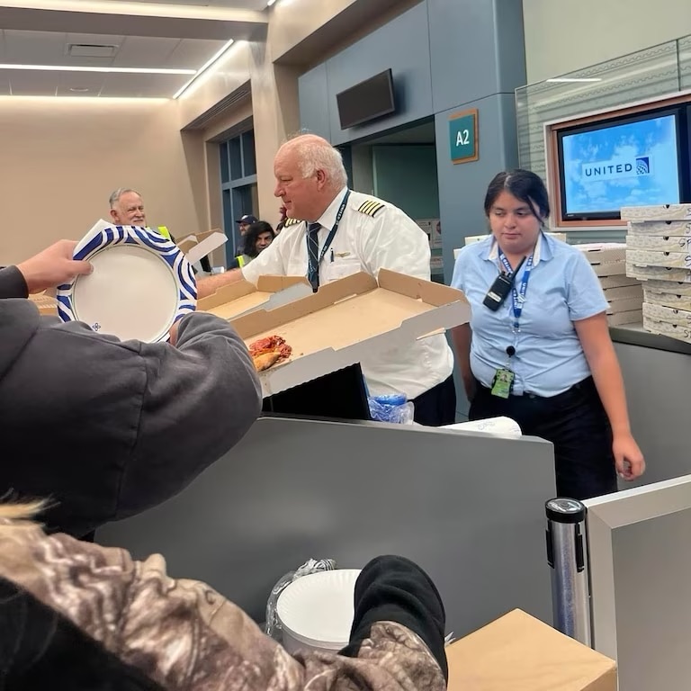 Piloto sorprende a pasajeros con 30 pizzas tras aterrizaje de emergencia&nbsp;