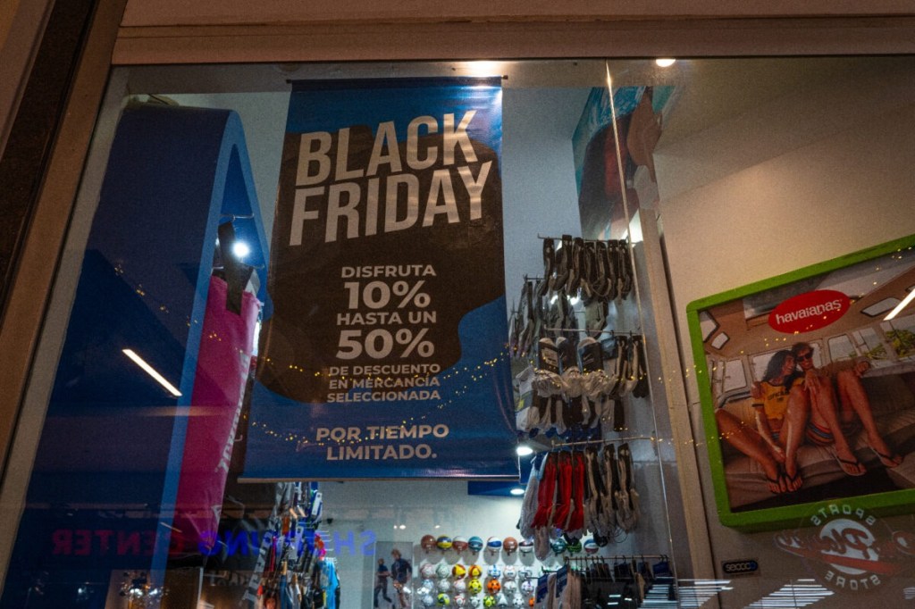 Largas colas en varias zonas del país por ofertas de Black&nbsp;Friday