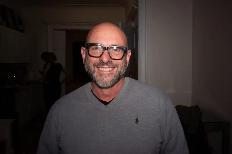 Venezolano ofrece retratos para personas que llevan años sin ver a sus&nbsp;familiares