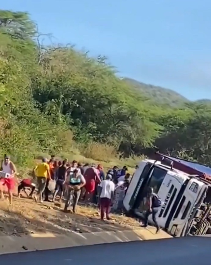 Robaron mercancía a gandola de cerveza tras volcarse en La&nbsp;Mascota