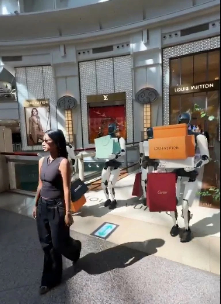 Mujer causa furor en redes al salir de compras con 4 robots&nbsp;Tesla