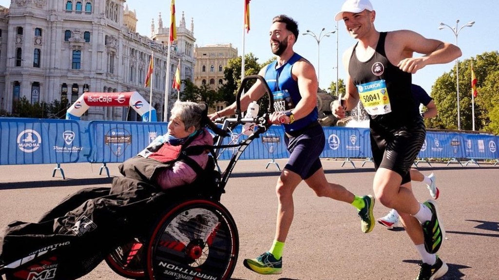 Hijo empuja a su madre en silla de ruedas durante la Maratón de Valencia y conmueve al&nbsp;mundo