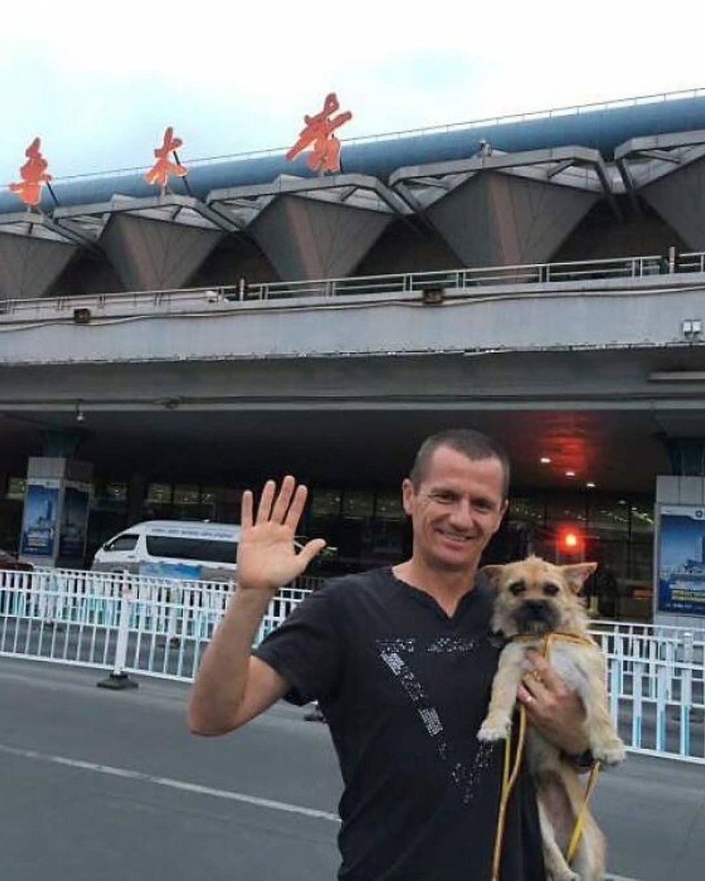 Corredor adoptó a un perro callejero que lo acompañó durante una maratón de 125&nbsp;km