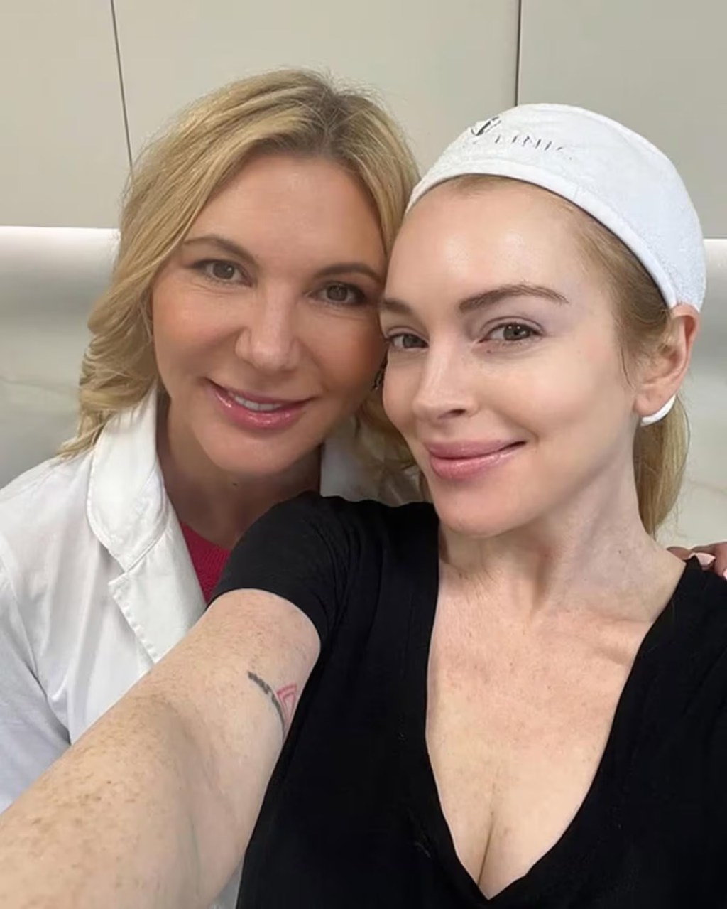 Lindsay Lohan presume su piel natural en selfie con su&nbsp;dermatóloga