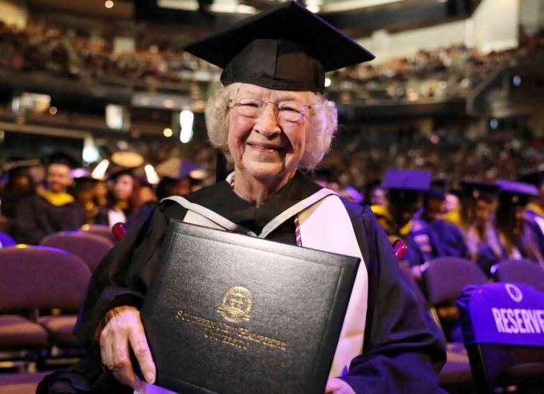 Nonagenaria cumple sueño de graduarse de la universidad&nbsp;