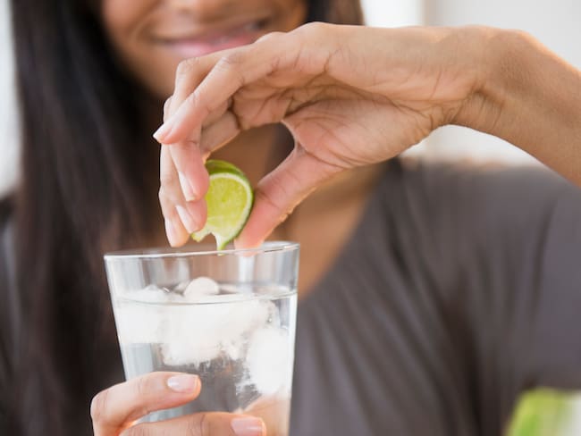 Sencillo: el agua con limón tienen un poder impresionante para tu&nbsp;bienestar