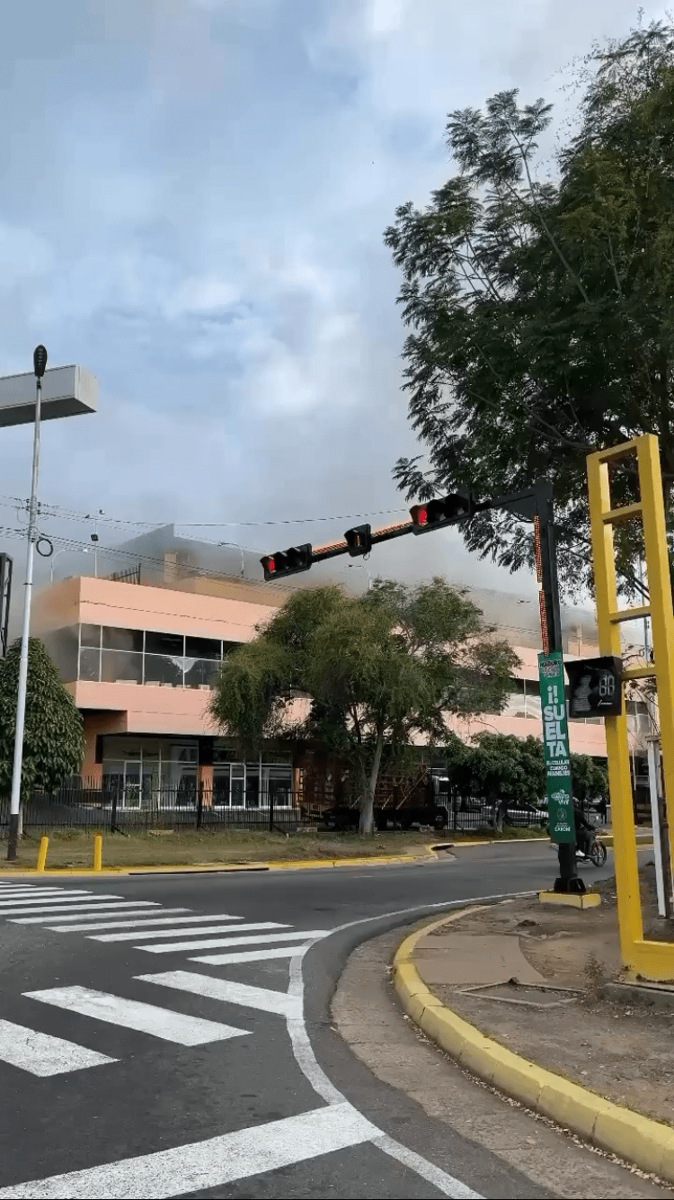 Incendio en el Centro Comercial Ciudad Alta Vista I en Puerto&nbsp;Ordaz