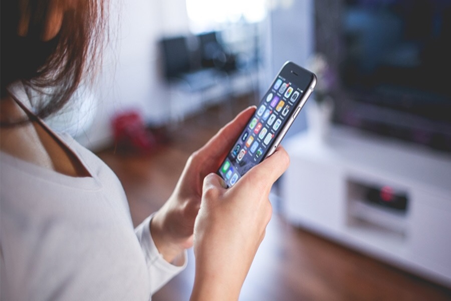 Revisar el teléfono al despertarse tiene efectos perjudiciales en el&nbsp;cerebro