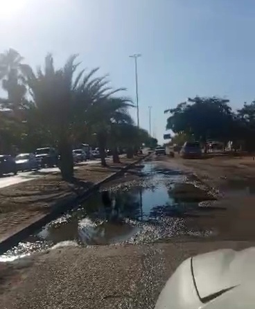 Denuncian que bote de agua frente a Caribbean Mall se convirtió en un gran&nbsp;hueco