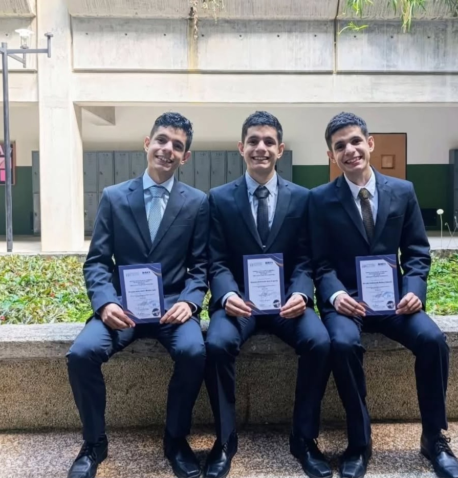 Histórico: Trillizos venezolanos se graduaron como médicos cirujanos en la&nbsp;ULA