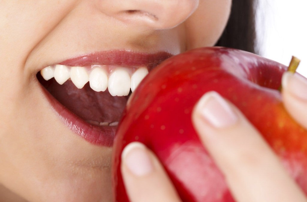 Conoce los alimentos y bebidas que pueden manchar tus&nbsp;dientes